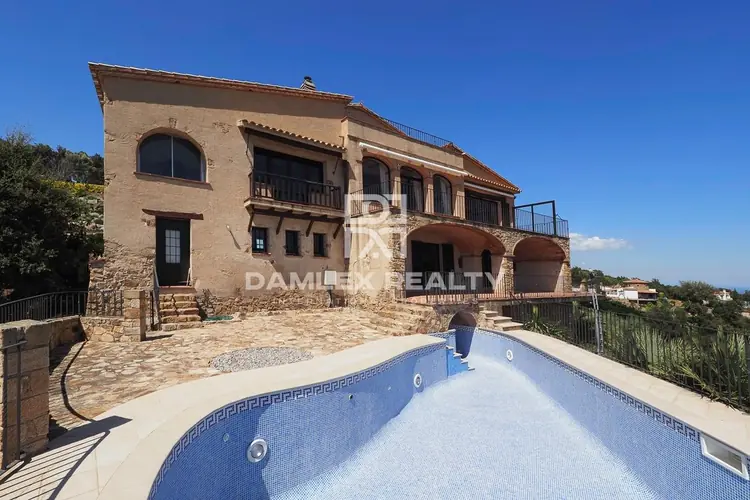 SPECTACULAR MASIA WITH A PANORAMIC SEA VIEW