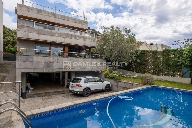 Spacious, high-quality house with sea views in the centre of Blanes