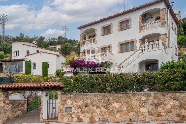 Superb sunny house with panoramic sea and mountain views
