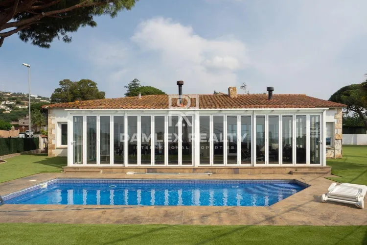 Beautiful Mediterranean-style house, with sea views, garden, garage and 2 minutes from the center- Platja d