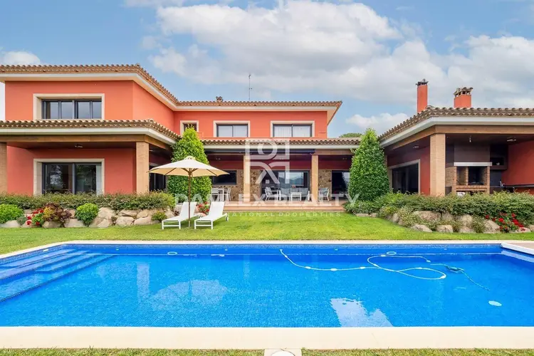 Fantastic and bright villa with garden and pool