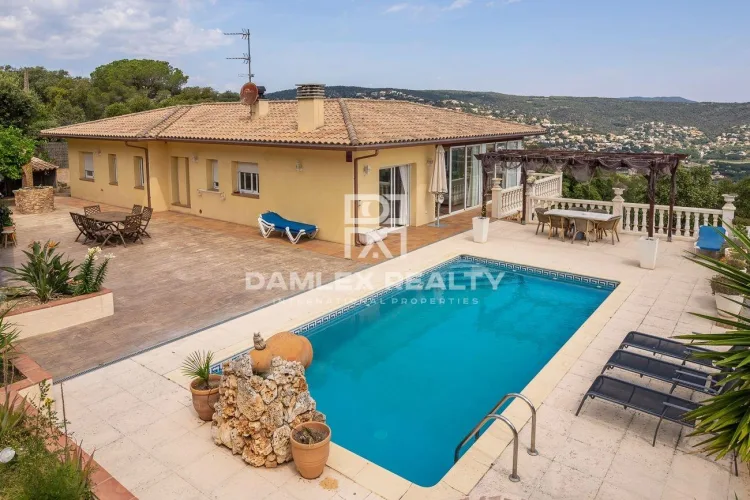 Impressive villa with a spectacular panoramic view of the sea and mountains.