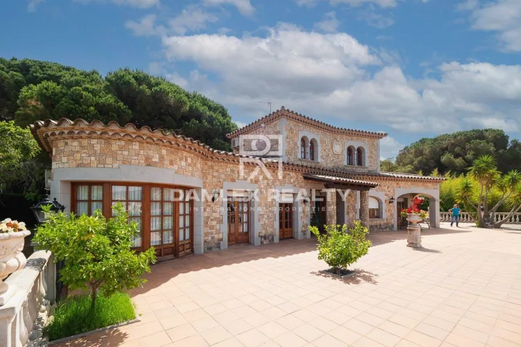 Impressive villa in a very quiet urbanization of Sant Feliu Guixols