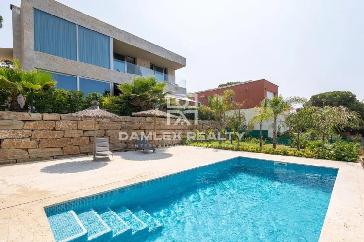 Spectacular modern villa close to the beach