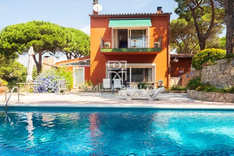 Schönes Haus im mediterranen Stil mit separatem Apartment, 10 Gehminuten vom Strand in Calella de Palafrugell entfernt