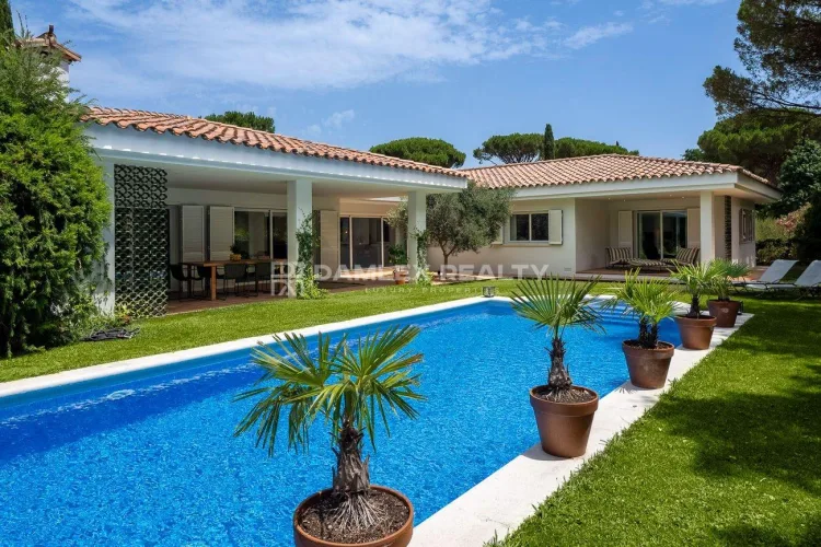 House for sale in Golf Costa Brava with direct access to the golf course and swimming pool