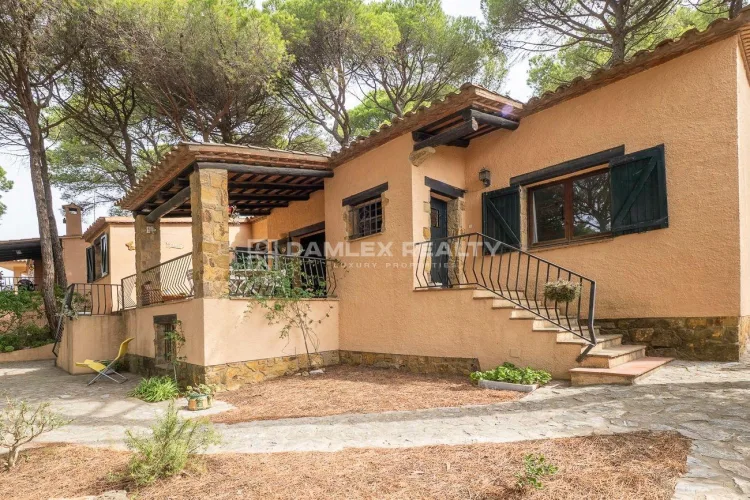 Private Villa with a Large Garden, Garage & Expansion Potential in Begur