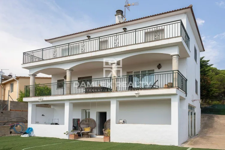 Fantastic house with spectacular views of the sea and the forest, with incredible potential, in a secure urbanization of Lloret de Mar