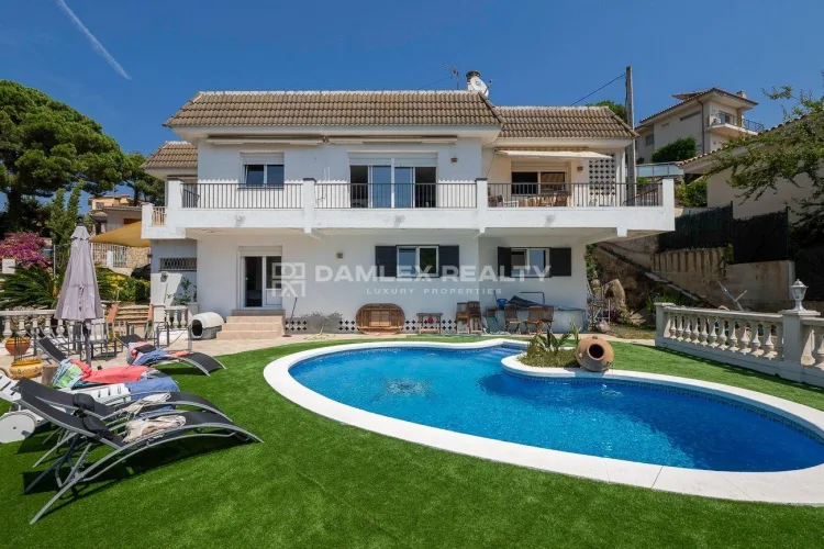 Exclusive villa with sea views in a quiet urbanization of Lloret de Mar