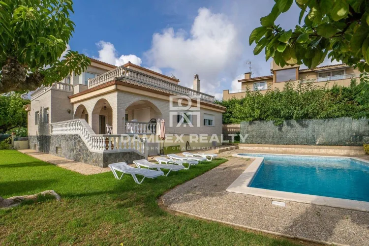 Fantastic villa, with pool, garage, tourist license and incredible sea views- La Montgoda -Lloret de Mar