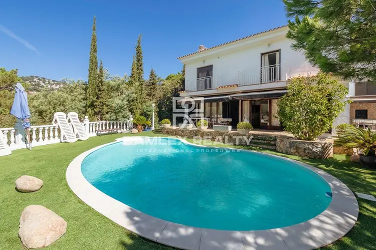 Beautiful house with tourist license and sea views in Cala Canyelles
