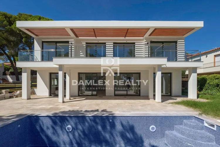 Luxurious new villa with a modern design, construction completed in summer 2023.