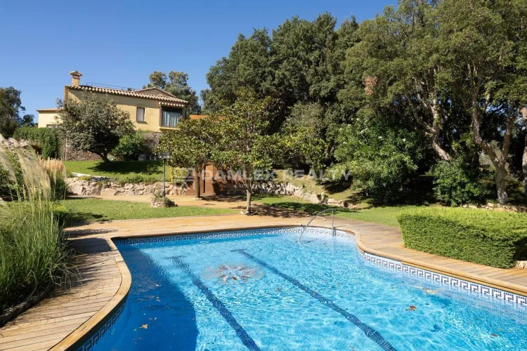 Refined property with pool, large plot, and spectacular sea views