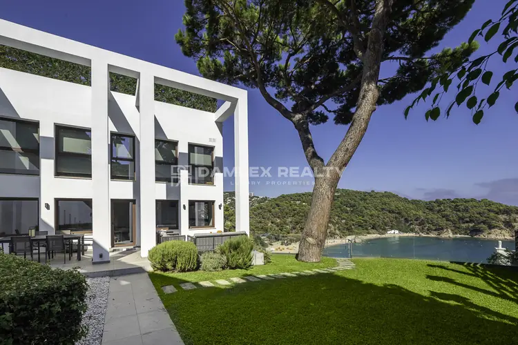 First-Line Villa with Sea Views, Pool and Jacuzzi in Cala Canyelles
