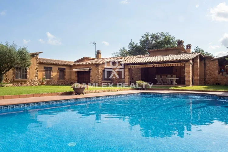 GROSSE GELEGENHEIT! Beeindruckendes katalanisches Bauernhaus mit Pool in einem ruhigen Anwesen in Santa Cristina de Aro