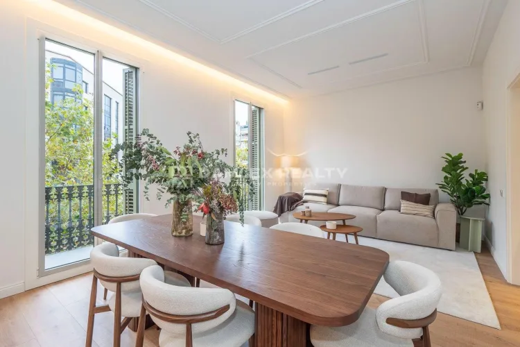 Excellent apartment of 155 m² in a classic building. Located on Gran Via street, in the heart of Barcelona.
