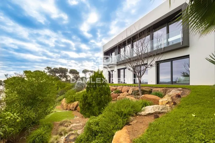 Villa con un estilo minimalista con una vista majestuosa sobre la bahía de Palamós