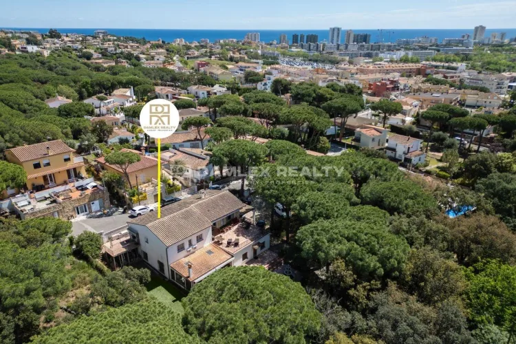 Villa Close to the Beach  and City Center - Featuring 2 Distinct Apartments